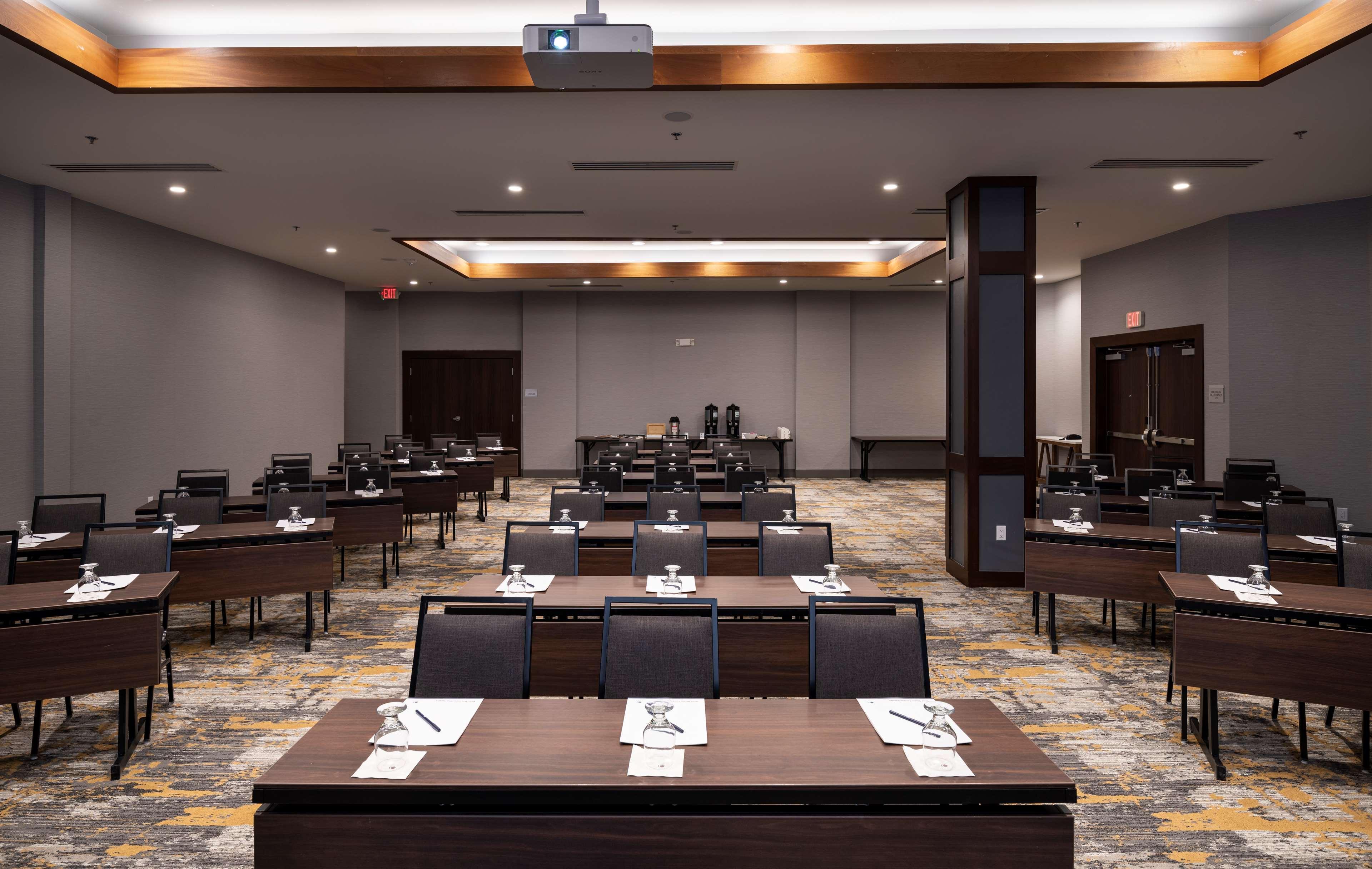 Doubletree By Hilton Madison East Hotel Buitenkant foto