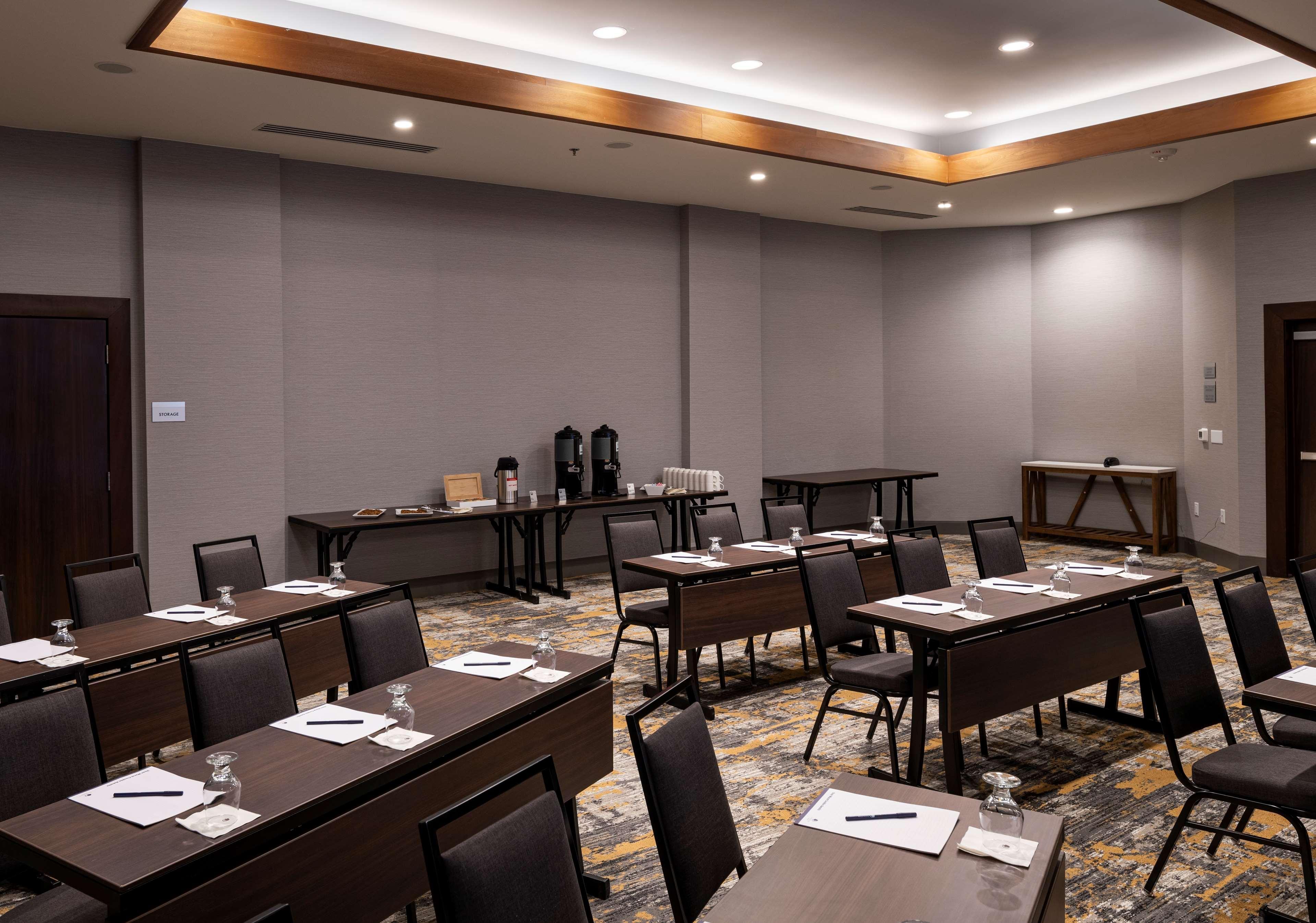 Doubletree By Hilton Madison East Hotel Buitenkant foto
