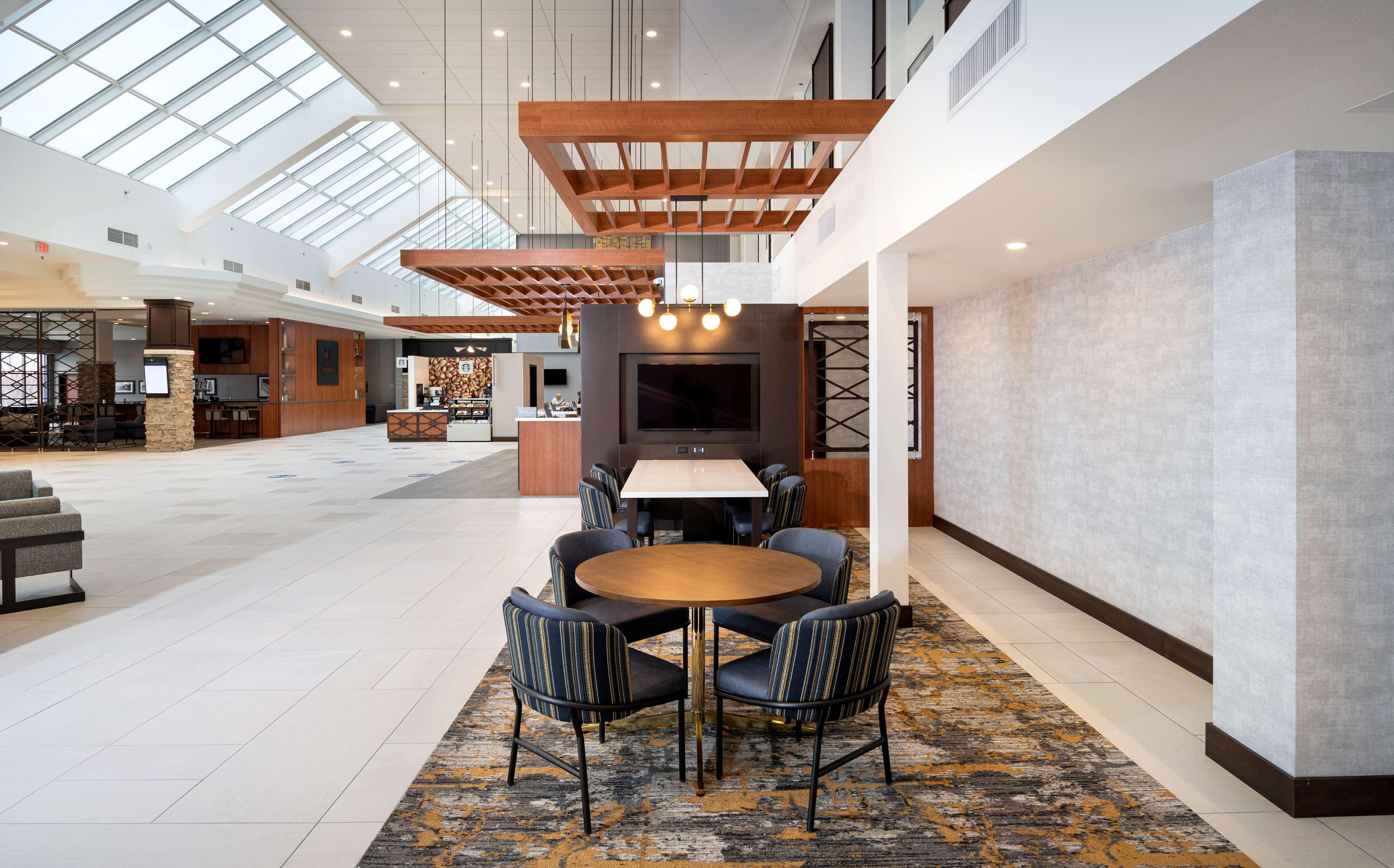 Doubletree By Hilton Madison East Hotel Buitenkant foto
