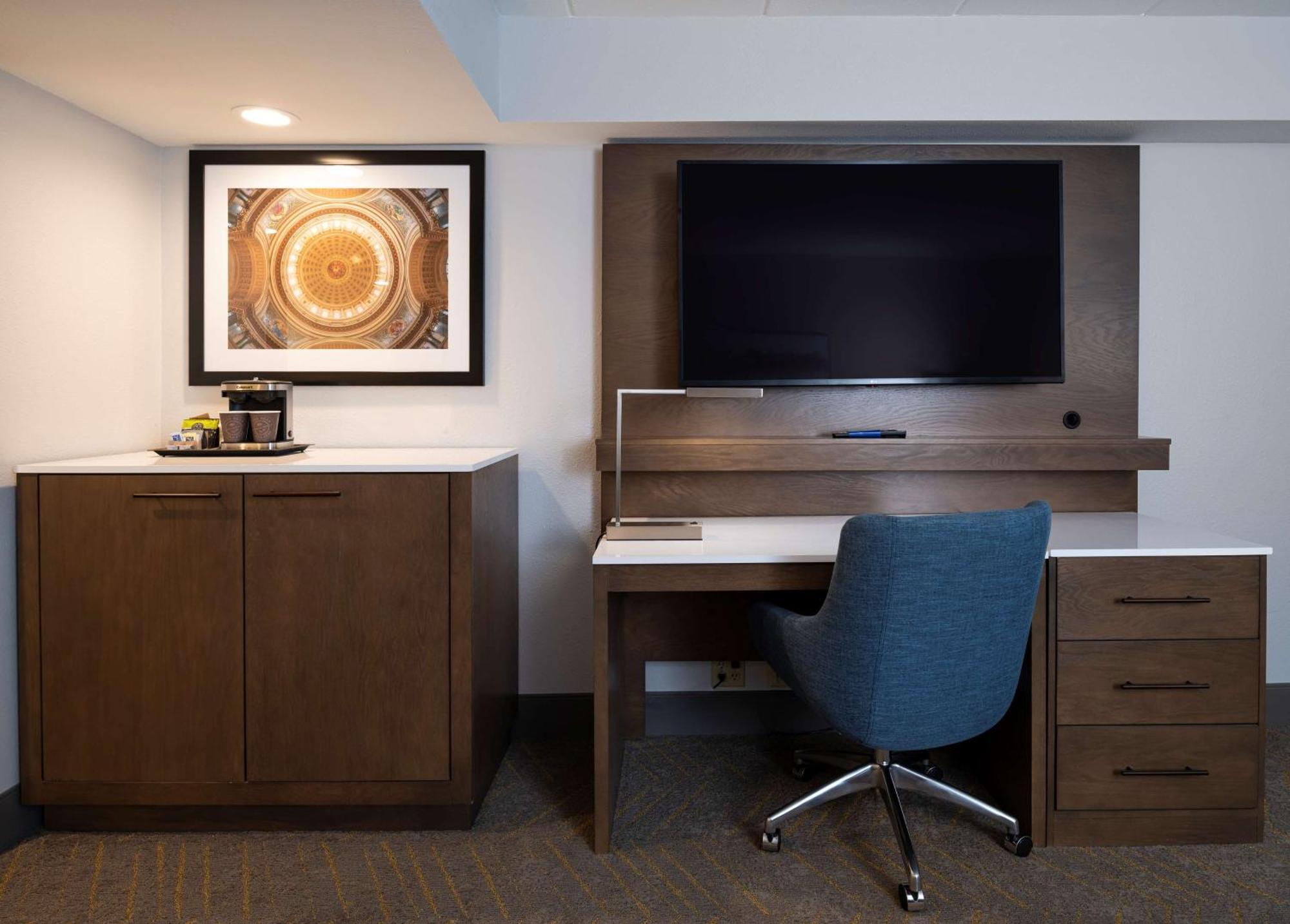 Doubletree By Hilton Madison East Hotel Buitenkant foto