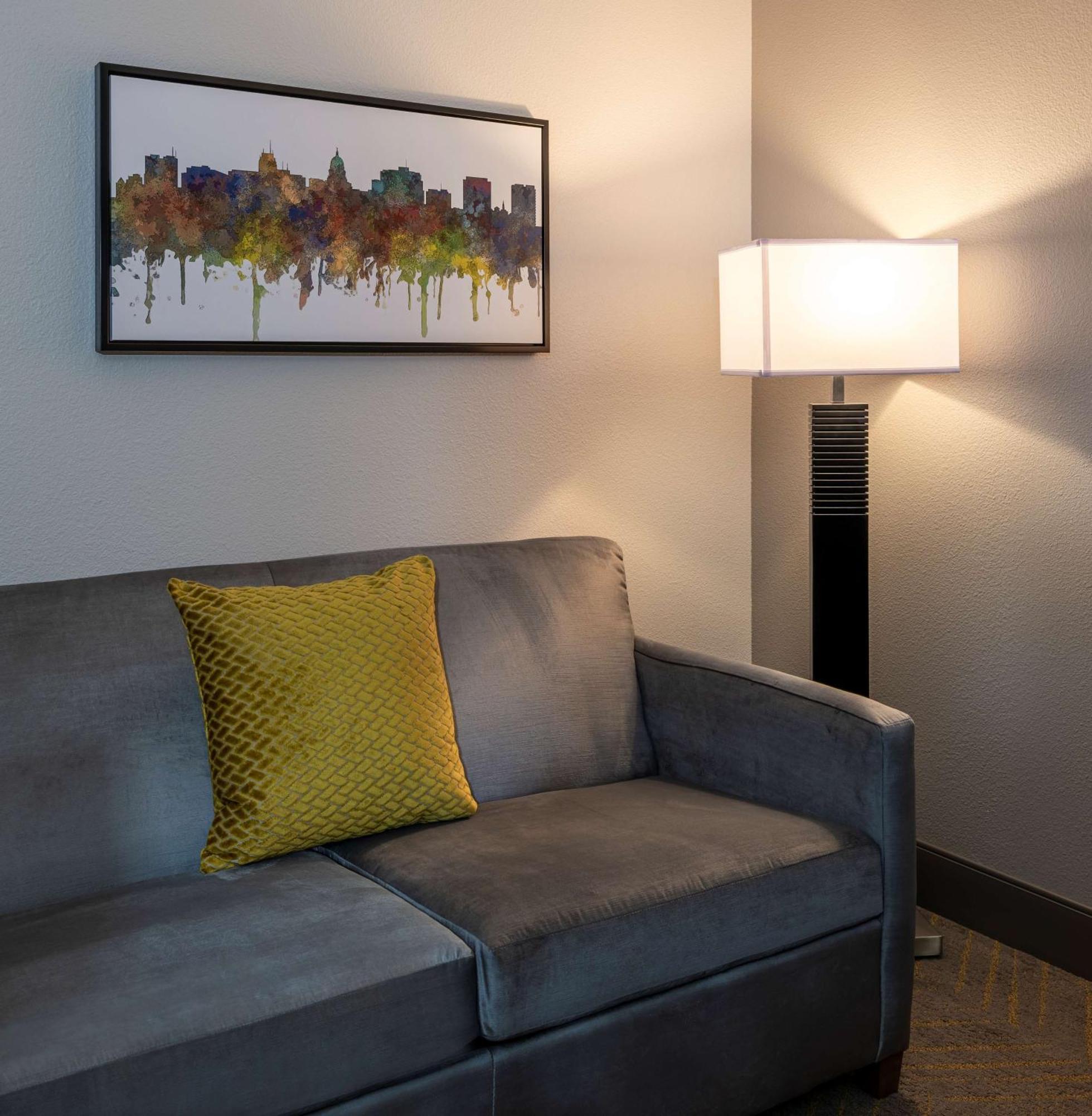 Doubletree By Hilton Madison East Hotel Buitenkant foto