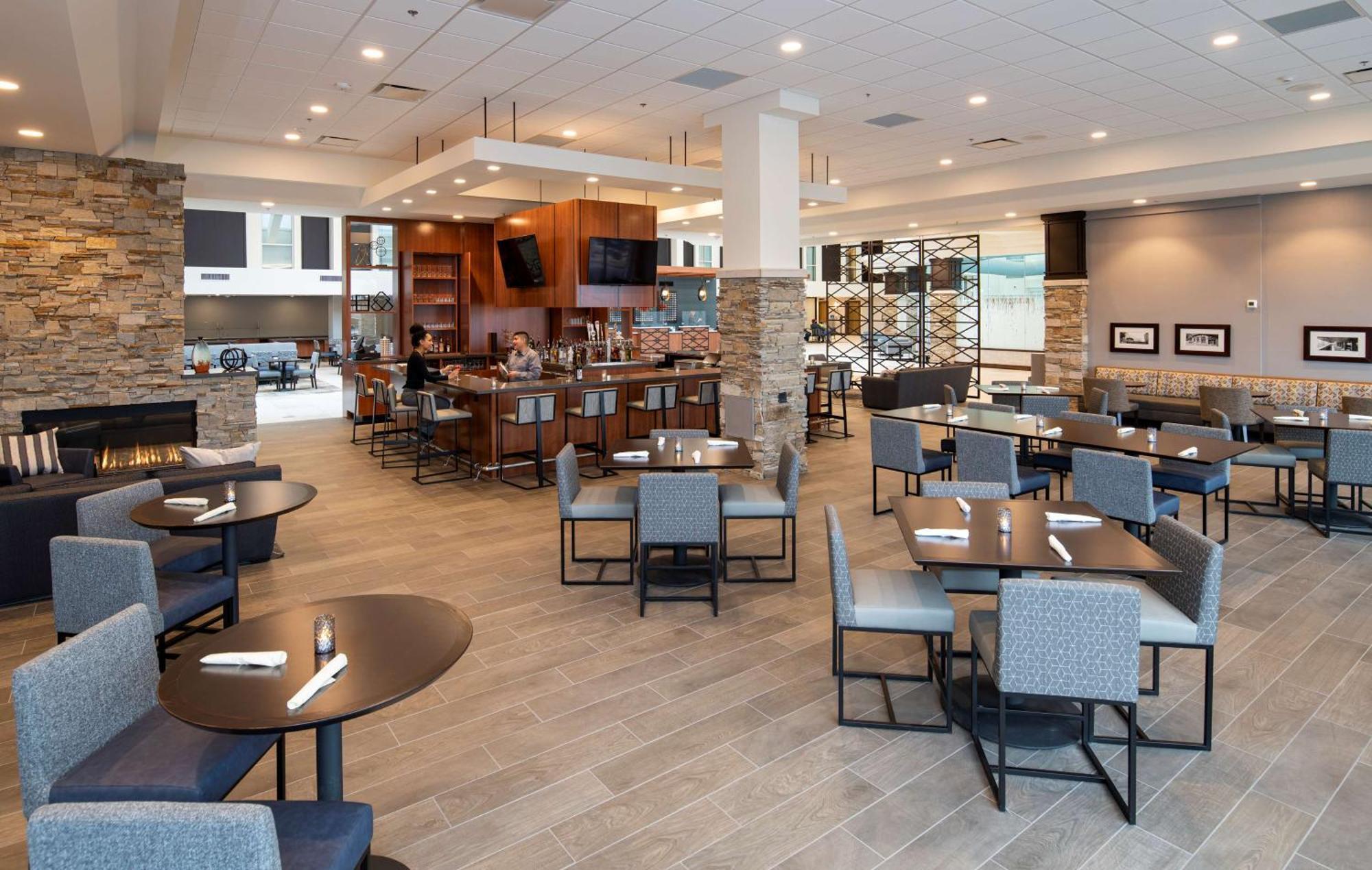 Doubletree By Hilton Madison East Hotel Buitenkant foto